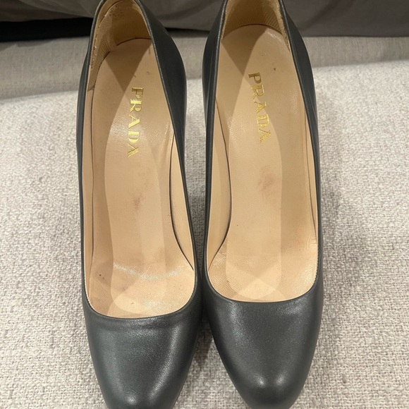 Authentic Prada Round Toe Pump - Picture 5 of 9